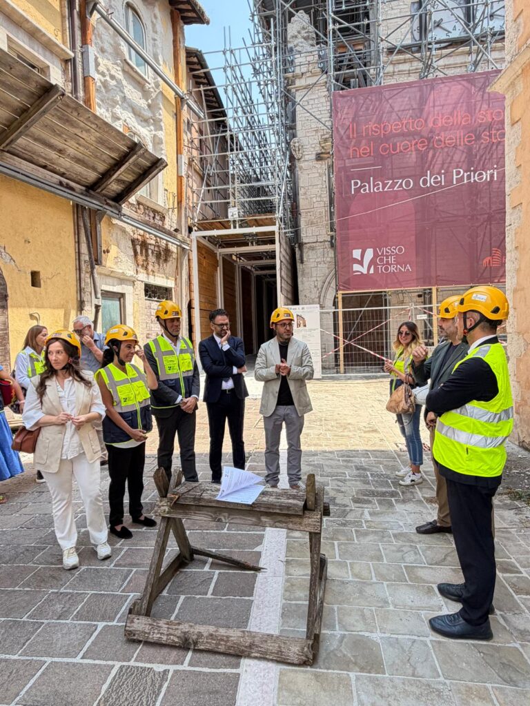 Visso - Le istituzioni in centro nel giorno dell'apertura del cantiere di Palazzo dei Priori