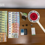 Si tuffa in mare per sfuggire ai finanzieri: arrestato
