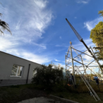 Via il traliccio delle scuole a Belforte del Chienti