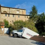 Autocarro fuori controllo, strada chiusa a San Severino
